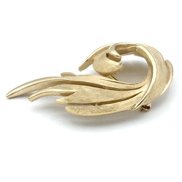 CROWN TRIFARI feather swirl brooch - vtg 1960s brushed & shiny gold-plated pin - Picture 7 of 10